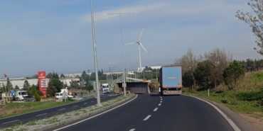 acilan-kamyon-damperi-kamera-ve-aydinlatma-direklerini-yikti-VuJ6I6EC.jpg