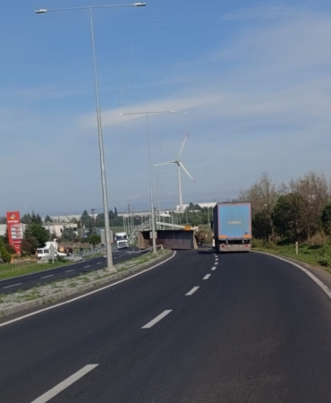 acilan-kamyon-damperi-kamera-ve-aydinlatma-direklerini-yikti-VuJ6I6EC.jpg