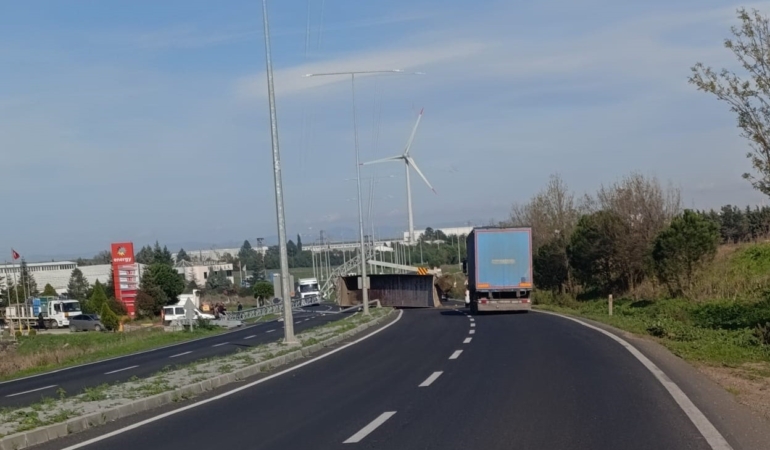 acilan-kamyon-damperi-kamera-ve-aydinlatma-direklerini-yikti-VuJ6I6EC.jpg