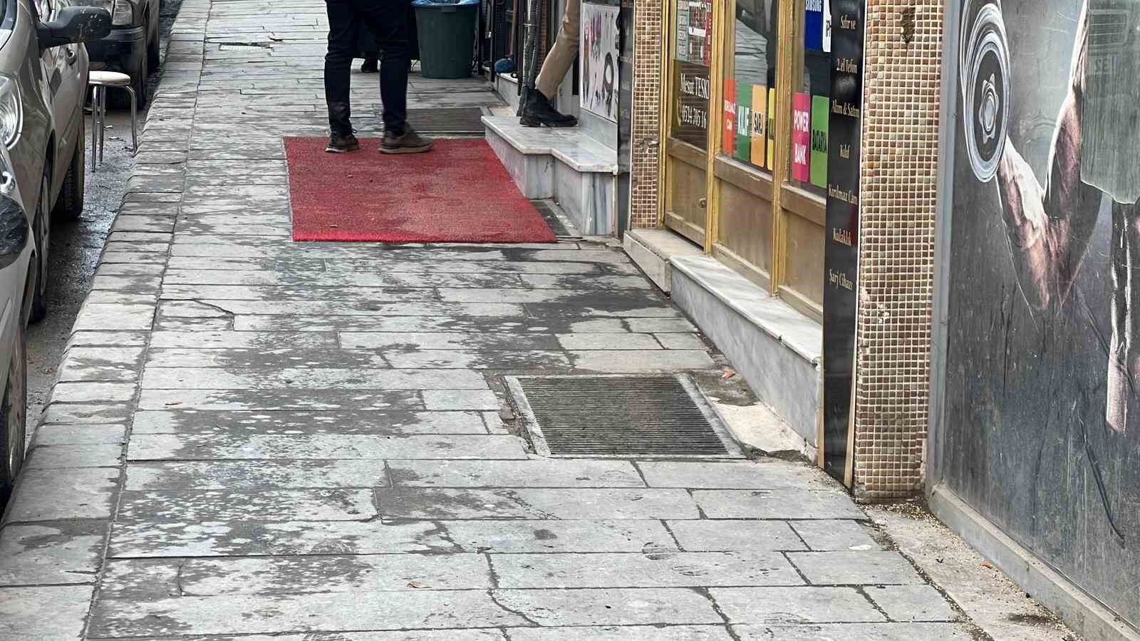 acilan mazgaldan dusen cocuk yaralandi 2