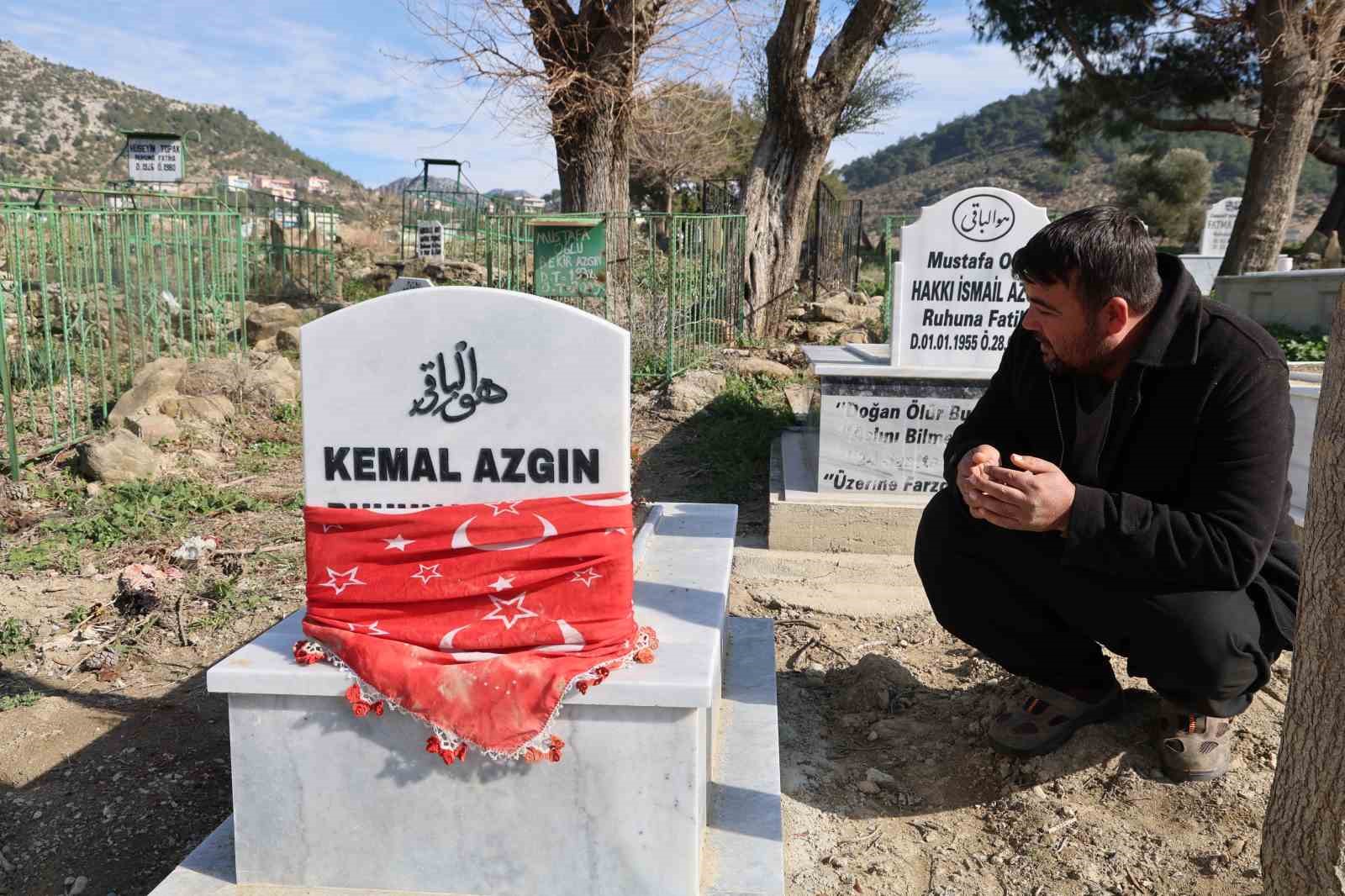 acili baba karne gununde maganda kursunuyla olen oglunun kabrinde agladi 1 rMP6yJds