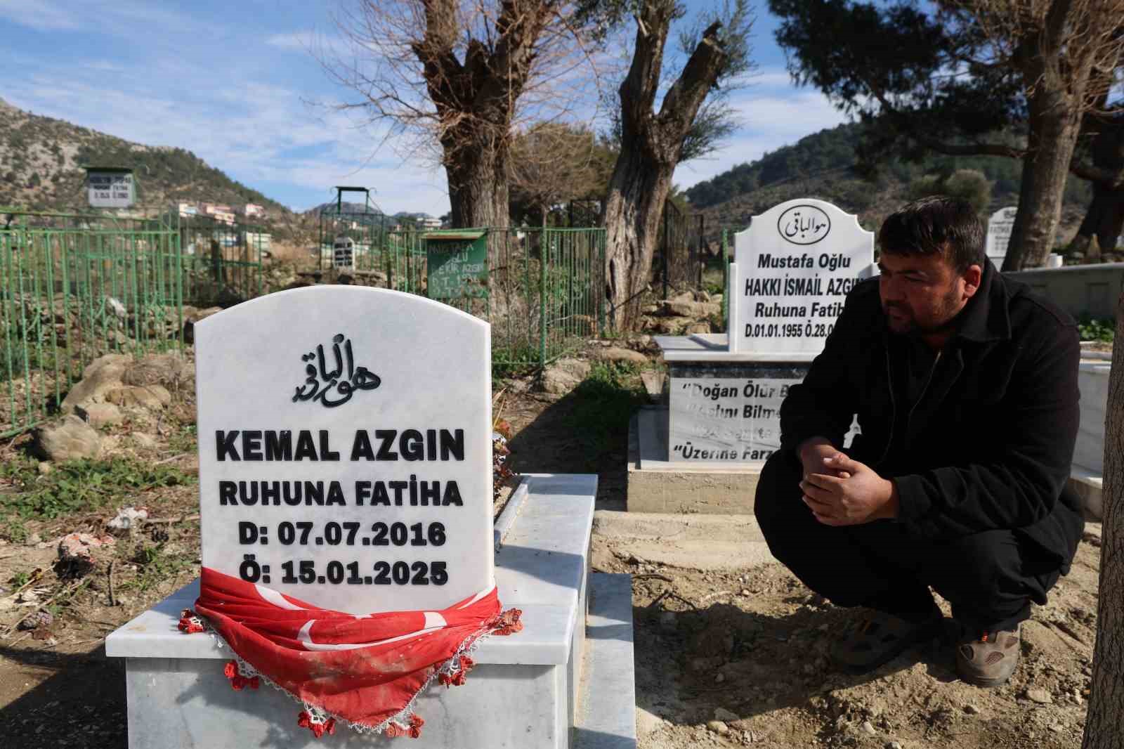 acili baba karne gununde maganda kursunuyla olen oglunun kabrinde agladi 2 YthTREAV