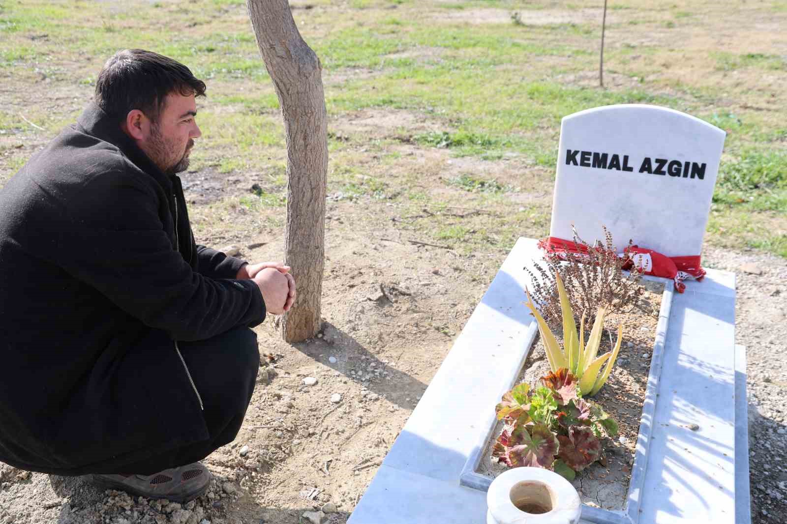 acili baba karne gununde maganda kursunuyla olen oglunun kabrinde agladi 3 pnHtATFF
