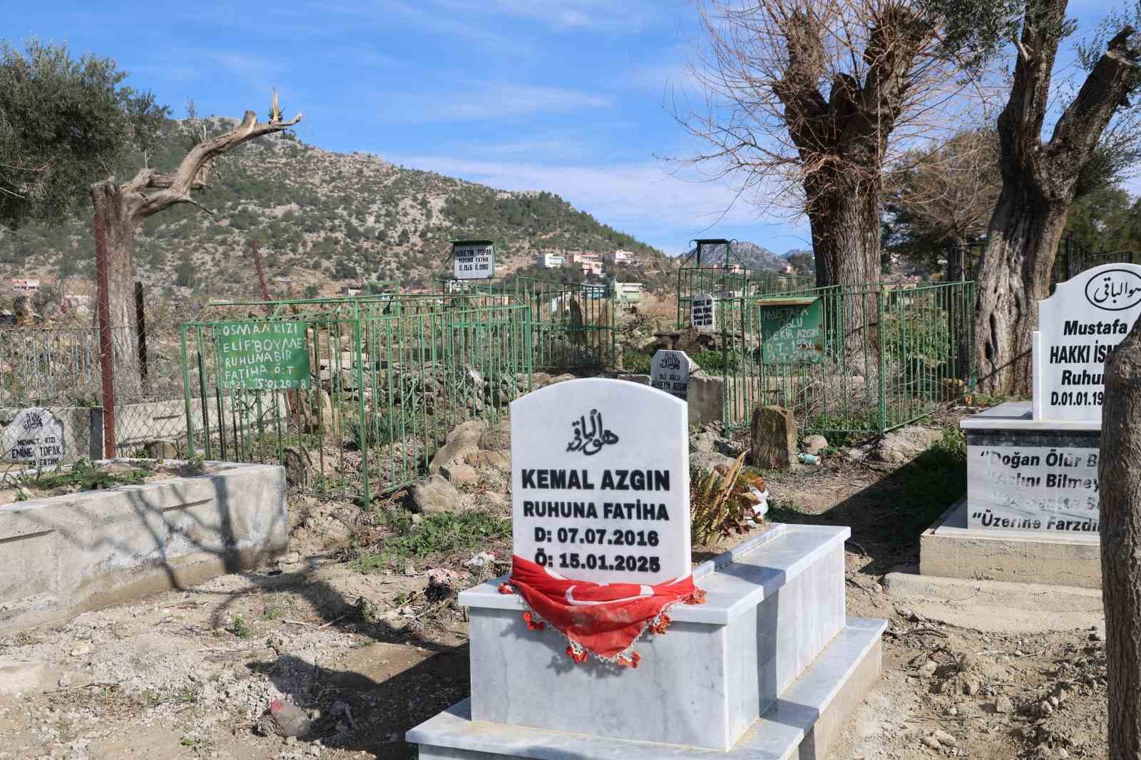 acili baba karne gununde maganda kursunuyla olen oglunun kabrinde agladi 4 M7GKjAND