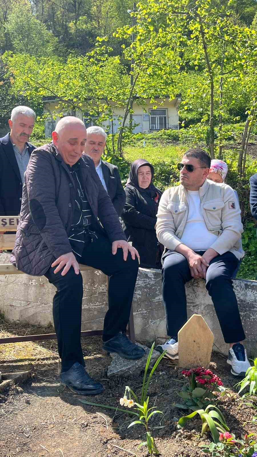 acili baba oglunun mezari basinda adalet istedi 2 sgtD197k