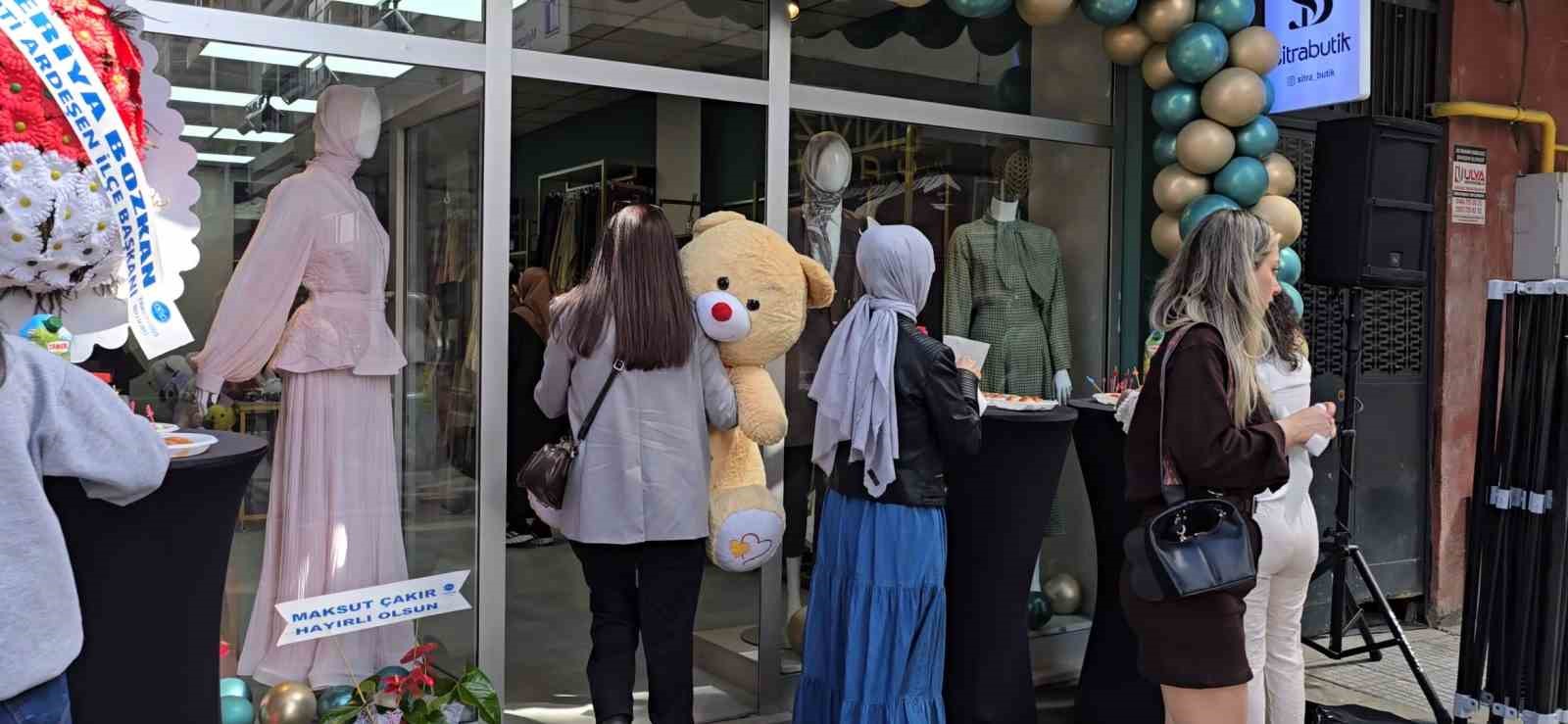 "Açılışa kuruyacak çiçeklerle değil çocukları sevindirecek oyuncaklarla gelin" çağrısı 7 acilisa kuruyacak ciceklerle degil cocuklari sevindirecek oyuncaklarla gelin cagrisi 3 ezchSL1t