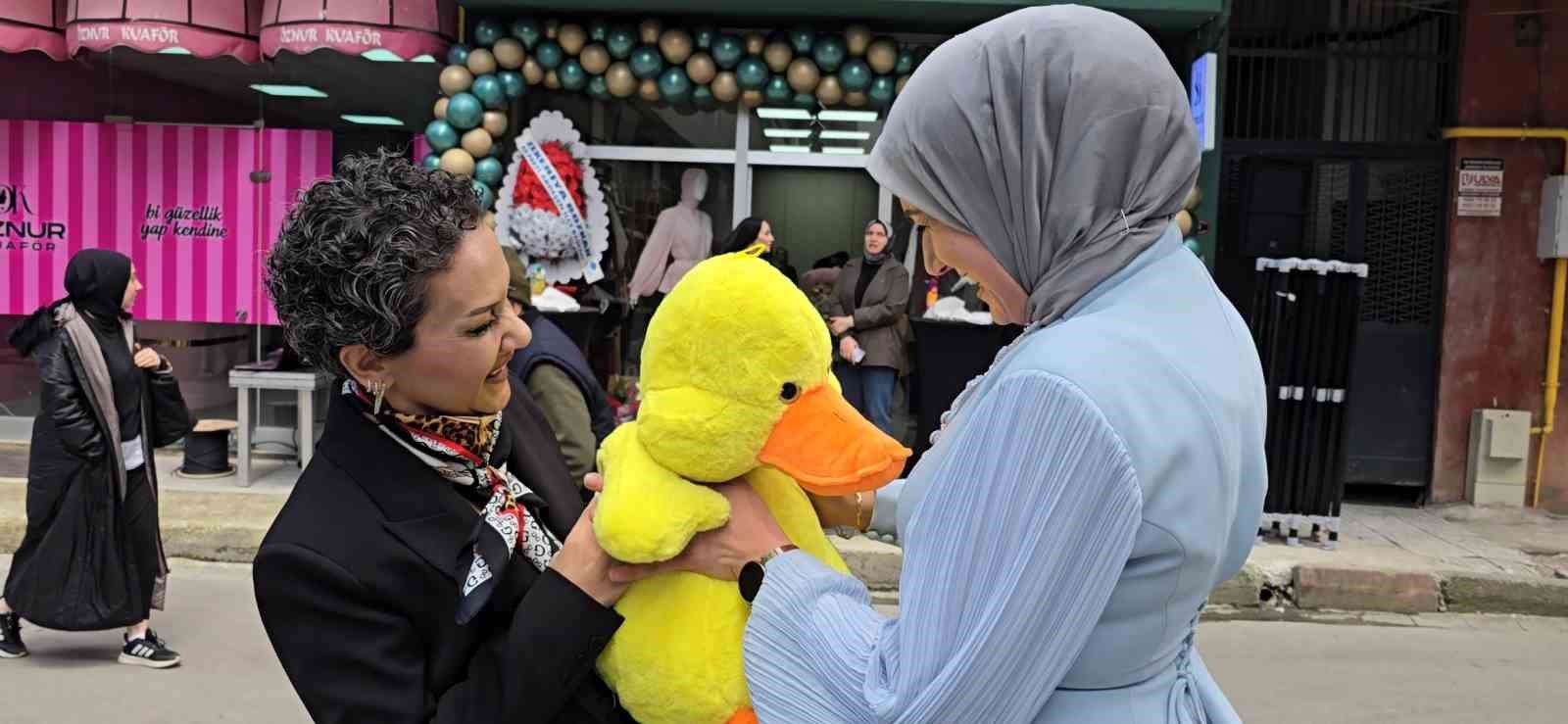 "Açılışa kuruyacak çiçeklerle değil çocukları sevindirecek oyuncaklarla gelin" çağrısı 9 acilisa kuruyacak ciceklerle degil cocuklari sevindirecek oyuncaklarla gelin cagrisi 5 WkQ3pOAK
