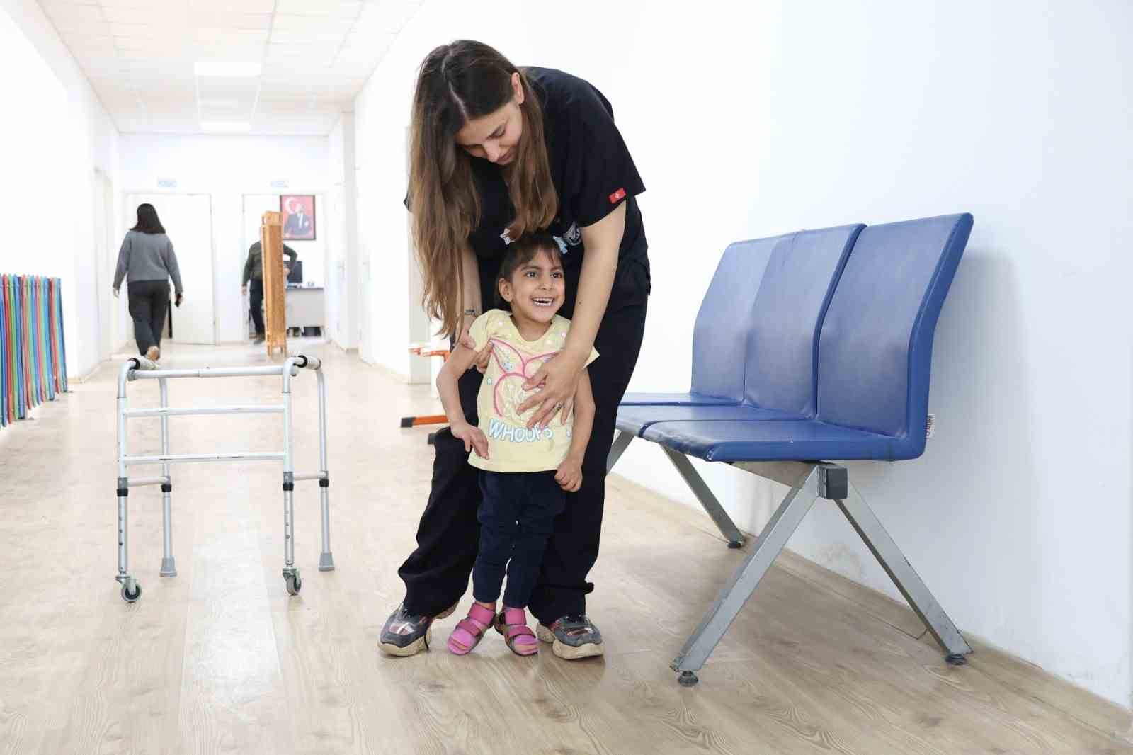 ada sunun 2 yil suren fizik tedaviyle ilk adimlarini atmasi yurekleri isitti 0 ZIcNrW4f