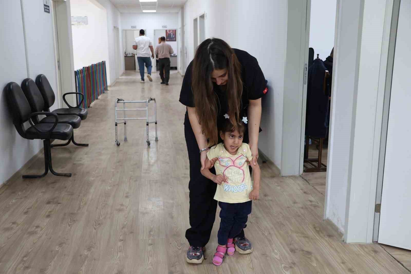ada sunun 2 yil suren fizik tedaviyle ilk adimlarini atmasi yurekleri isitti 1
