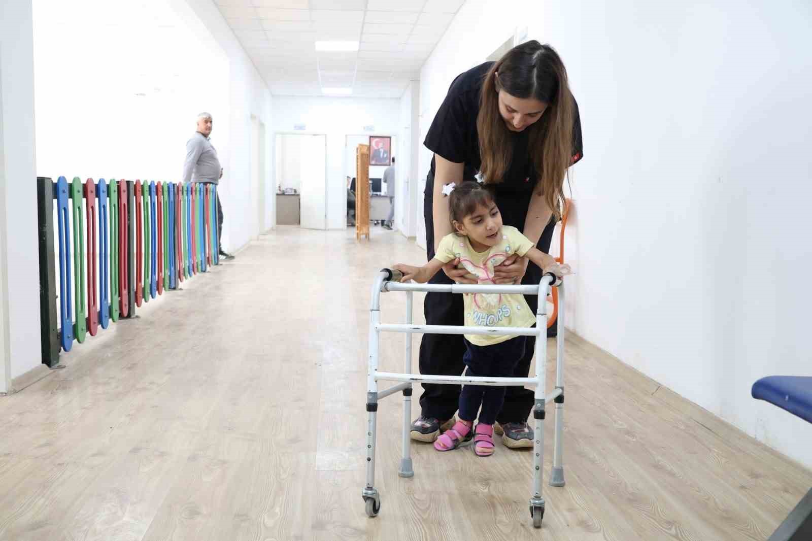ada sunun 2 yil suren fizik tedaviyle ilk adimlarini atmasi yurekleri isitti 2 zfFjDguW