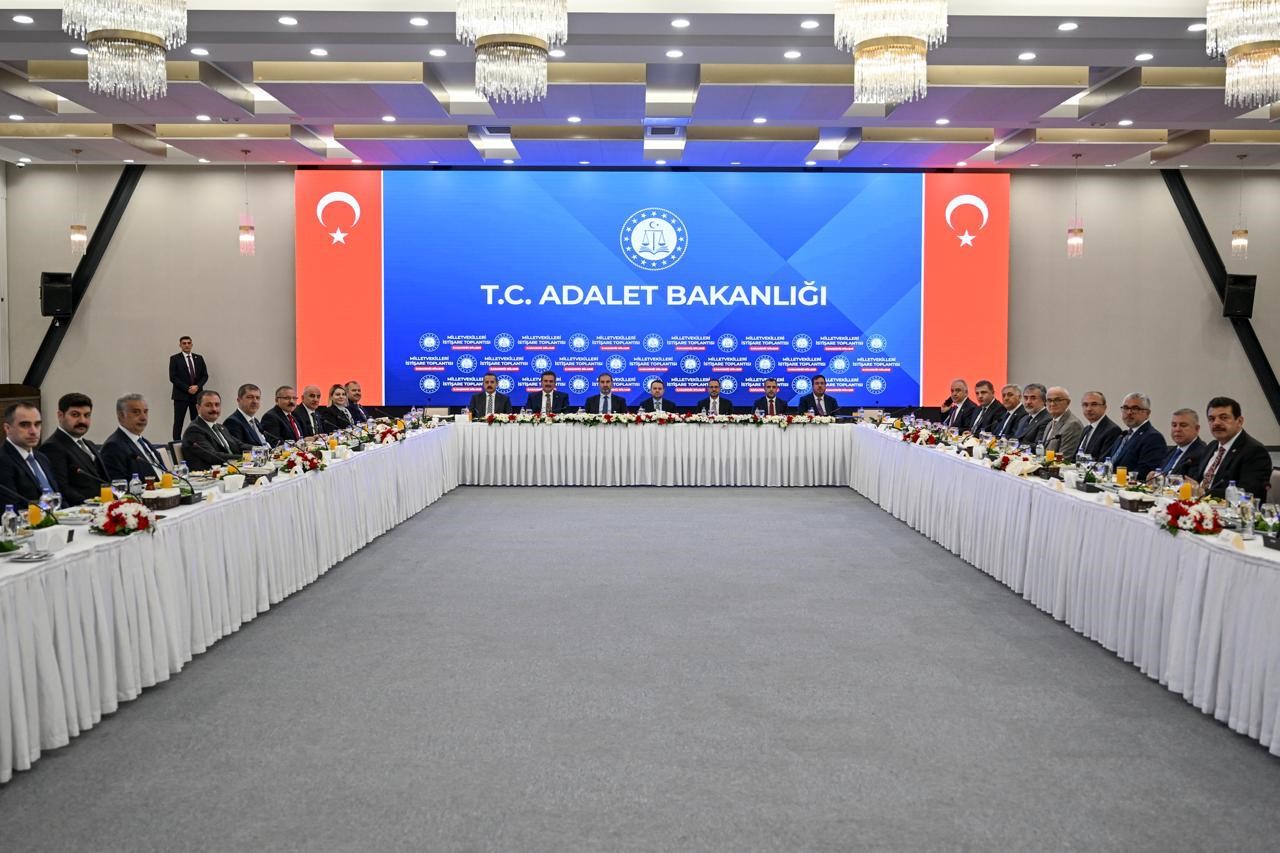 adalet bakani gurlek karadeniz bolgesi milletvekilleriyle bir araya geldi 3 PWYpquCm