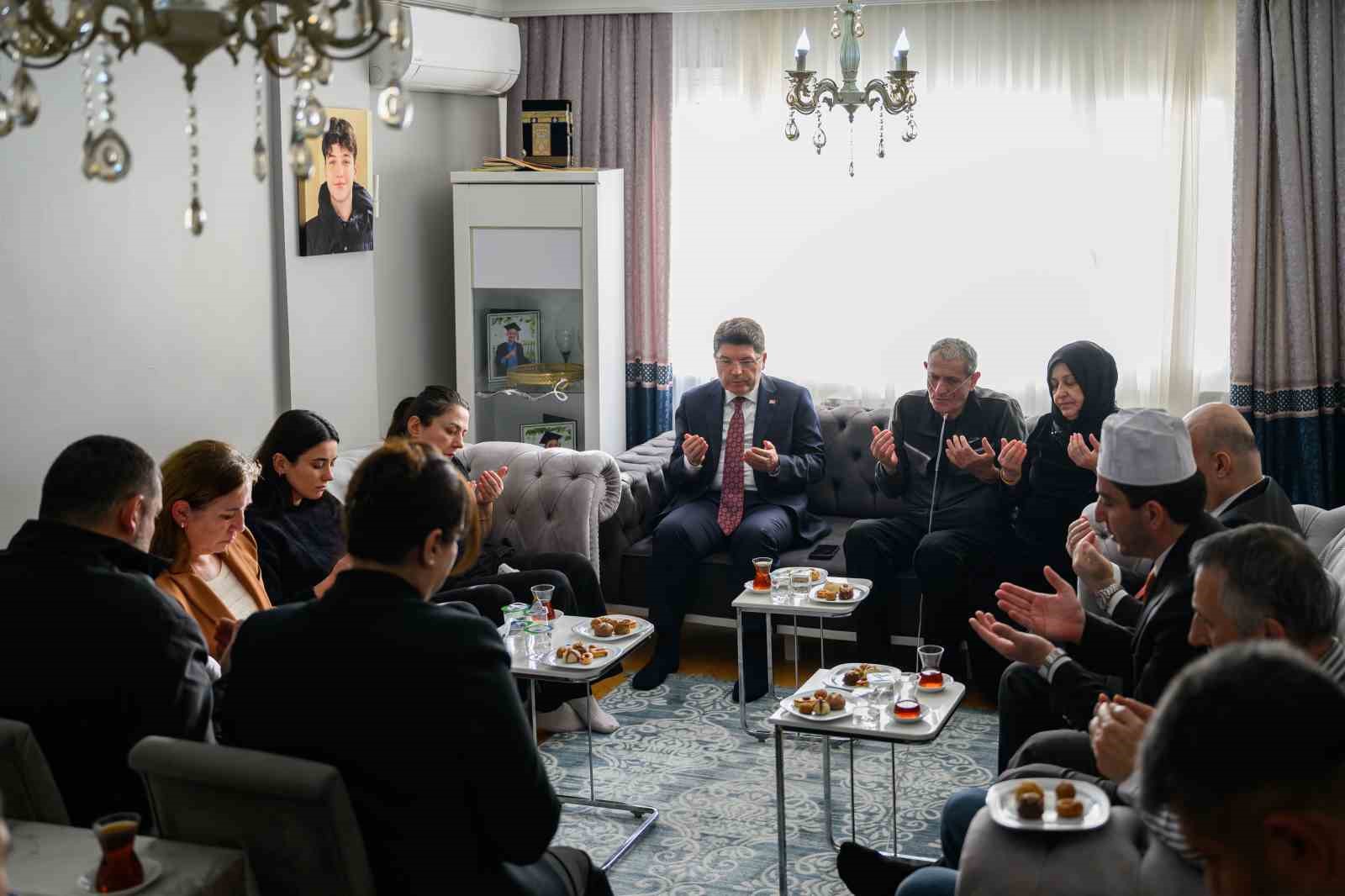 adalet bakani tunc atlas caglayanin ailesini ziyaret etti 2 Cqjd8aiS