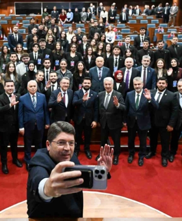 adalet-bakani-tunc-hukuk-fakultesi-ogrencileri-ile-bulustu-yNeg68an.jpg