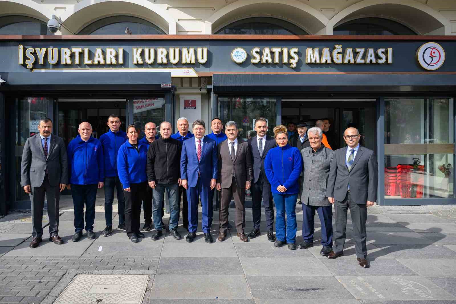 Adalet Bakanı Tunç, İşyurtları’nın Kızılay satış mağazasında vatandaşlarla alışveriş yaptı 4 adalet bakani tunc isyurtlarinin kizilay satis magazasinda vatandaslarla alisveris yapti 0 2csRjzrv