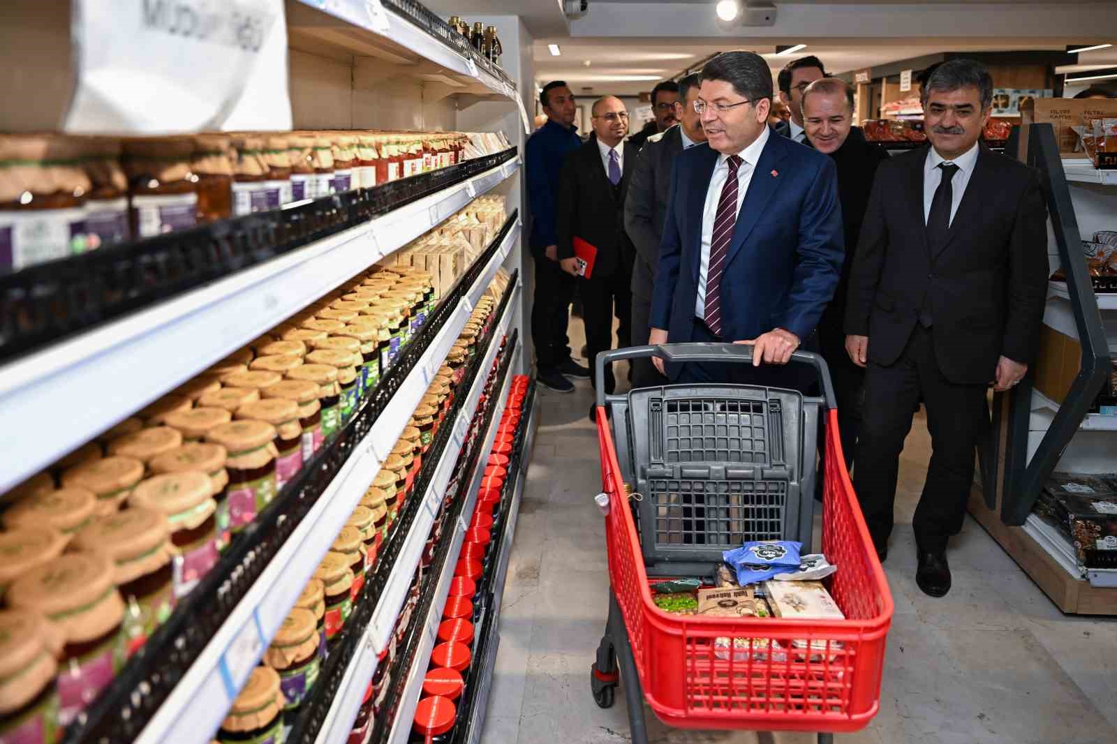 Adalet Bakanı Tunç, İşyurtları’nın Kızılay satış mağazasında vatandaşlarla alışveriş yaptı 5 adalet bakani tunc isyurtlarinin kizilay satis magazasinda vatandaslarla alisveris yapti 1 4FiPeKuY