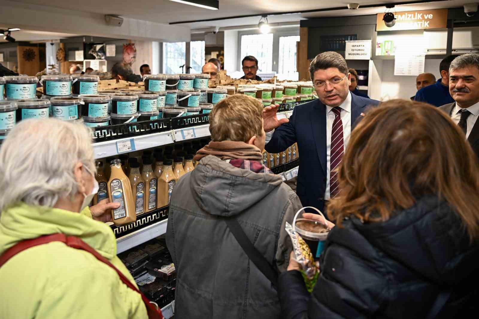 Adalet Bakanı Tunç, İşyurtları’nın Kızılay satış mağazasında vatandaşlarla alışveriş yaptı 6 adalet bakani tunc isyurtlarinin kizilay satis magazasinda vatandaslarla alisveris yapti 2 3JWTT1Zk