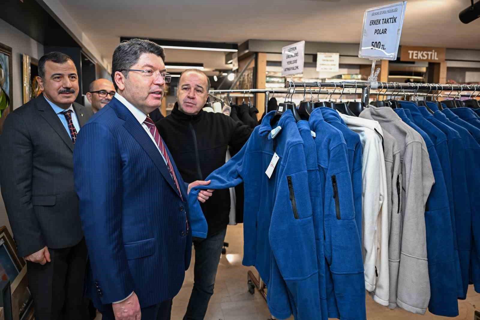 Adalet Bakanı Tunç, İşyurtları’nın Kızılay satış mağazasında vatandaşlarla alışveriş yaptı 7 adalet bakani tunc isyurtlarinin kizilay satis magazasinda vatandaslarla alisveris yapti 3 uz1iT8Gc