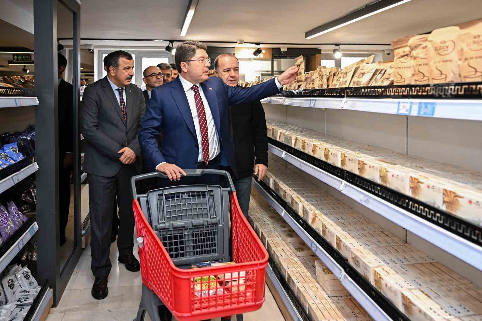Adalet Bakanı Tunç, İşyurtları’nın Kızılay satış mağazasında vatandaşlarla alışveriş yaptı 8 adalet bakani tunc isyurtlarinin kizilay satis magazasinda vatandaslarla alisveris yapti 4 sRzDVfTN