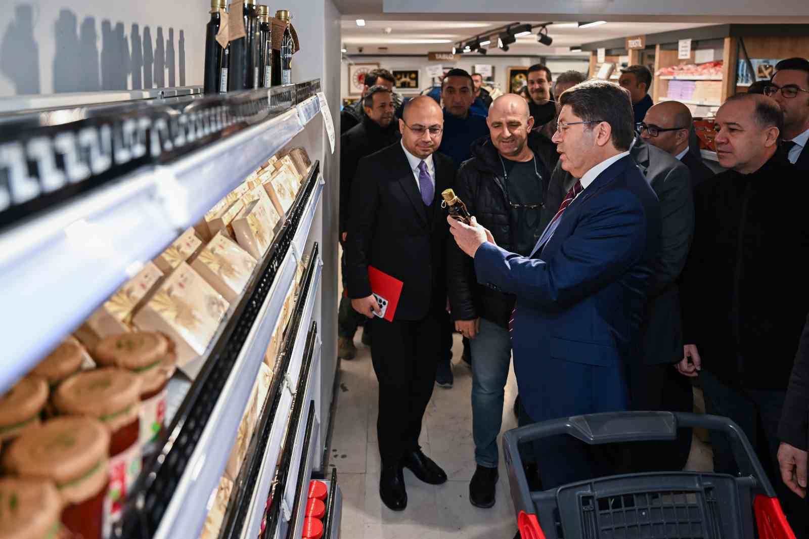 Adalet Bakanı Tunç, İşyurtları’nın Kızılay satış mağazasında vatandaşlarla alışveriş yaptı 9 adalet bakani tunc isyurtlarinin kizilay satis magazasinda vatandaslarla alisveris yapti 5 ps5pKLrh
