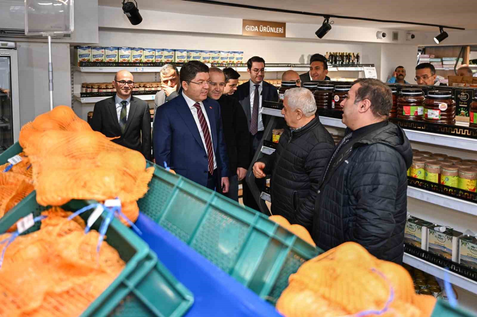 Adalet Bakanı Tunç, İşyurtları’nın Kızılay satış mağazasında vatandaşlarla alışveriş yaptı 10 adalet bakani tunc isyurtlarinin kizilay satis magazasinda vatandaslarla alisveris yapti 6 951VZaJ3