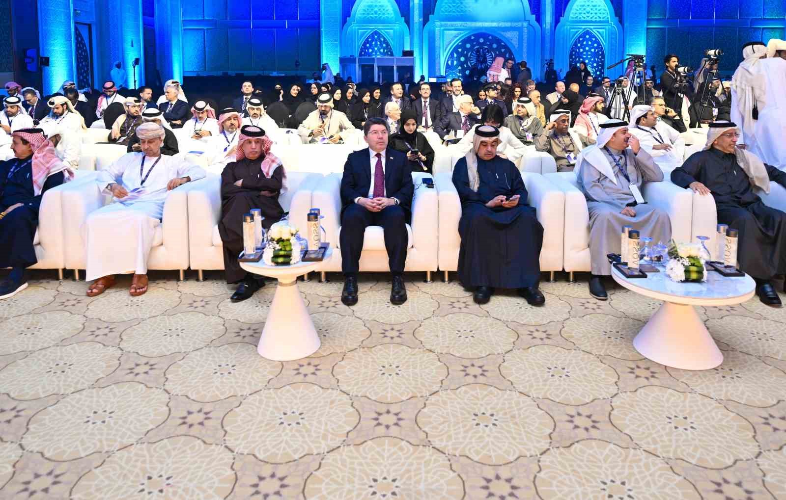 adalet bakani tunc katarda duzenlenen doha hukuk forumuna katildi 11 E8Ersp7c
