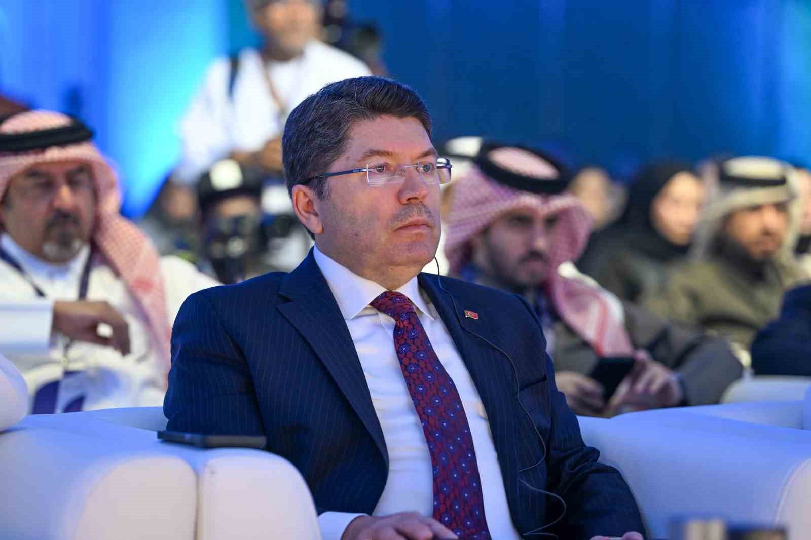 adalet bakani tunc katarda duzenlenen doha hukuk forumuna katildi 5 fhfr48za