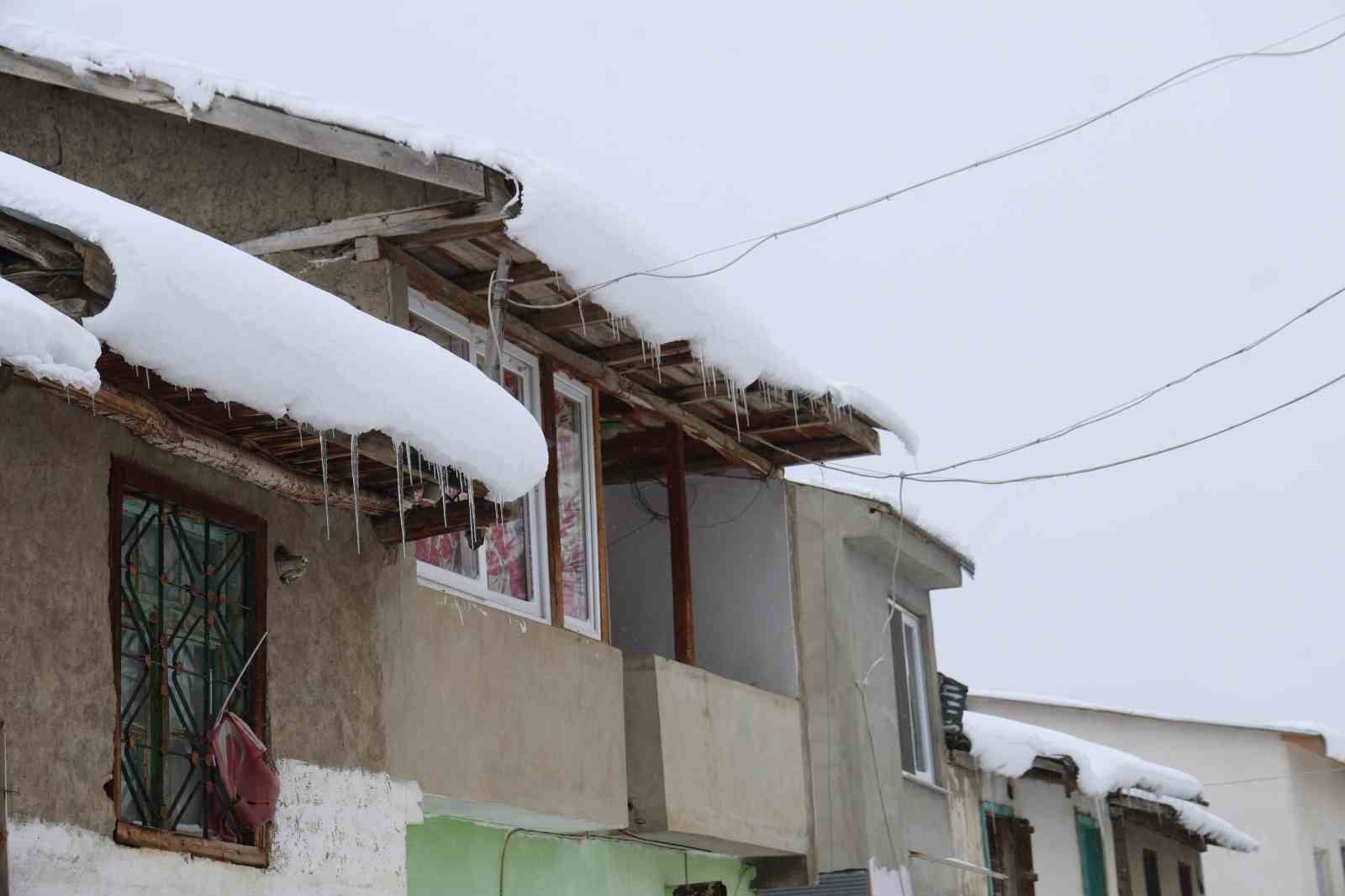adana fekede kar 1 metreyi asti cocuklar kizakla tatilin tadini cikardi 11 6miW3N3u