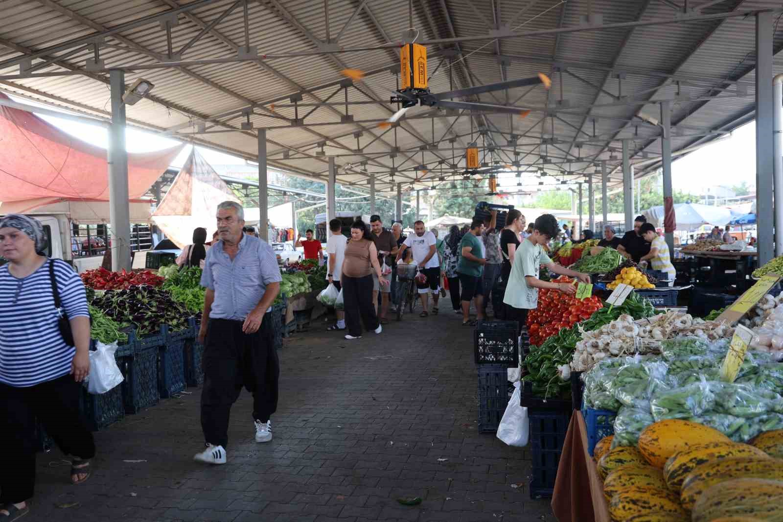 Adana sıcağı bunalttı, belediye pazara tavan vantilatörleri kurdu 6 adana sicagi bunaltti belediye pazara tavan vantilatorleri kurdu 2 OcN7RHnl