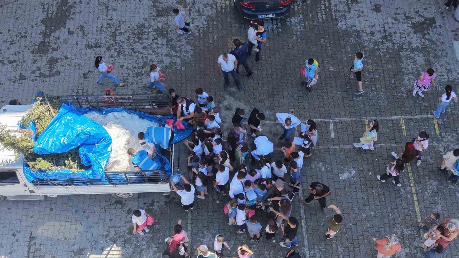 adana sicaginda ogrencilere buz gibi karne hediyesi 1 5sCEdLeW