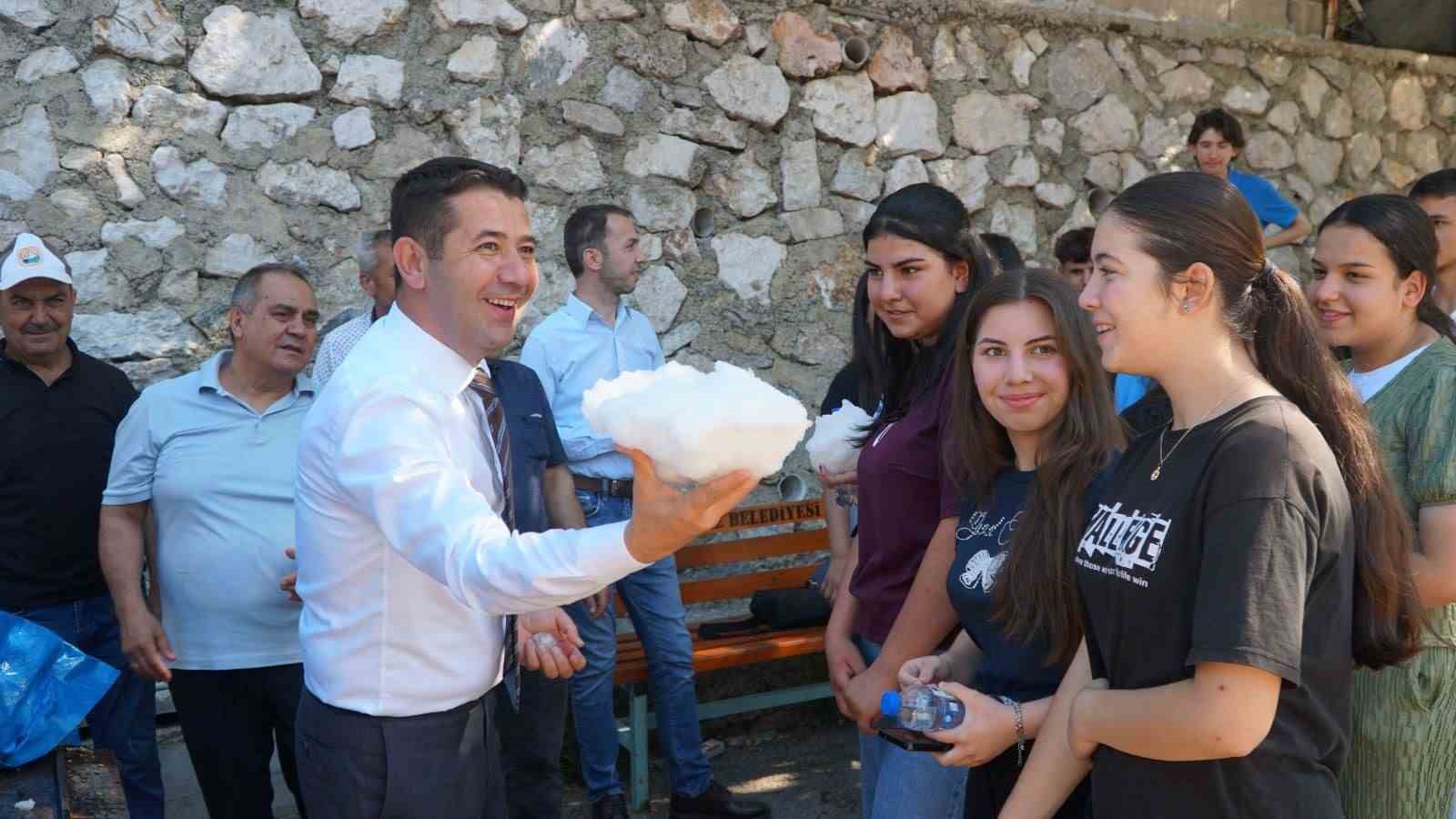 adana sicaginda ogrencilere buz gibi karne hediyesi 2