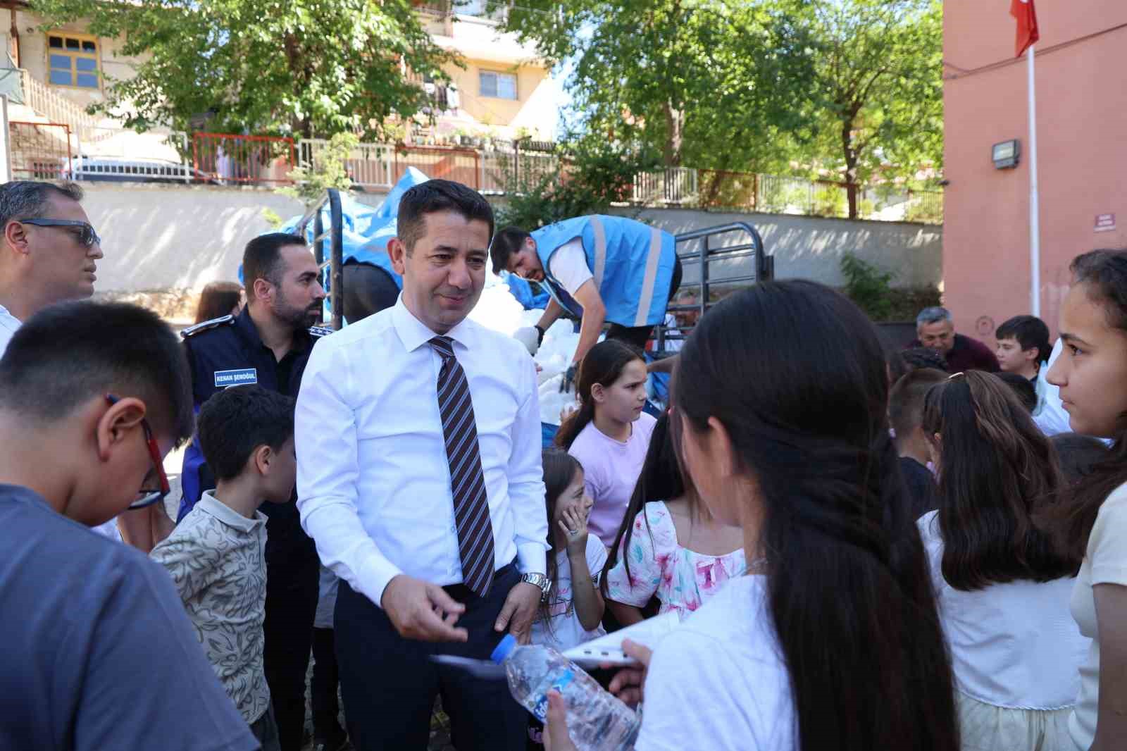 adana sicaginda ogrencilere buz gibi karne hediyesi 3 1jtUw4p2