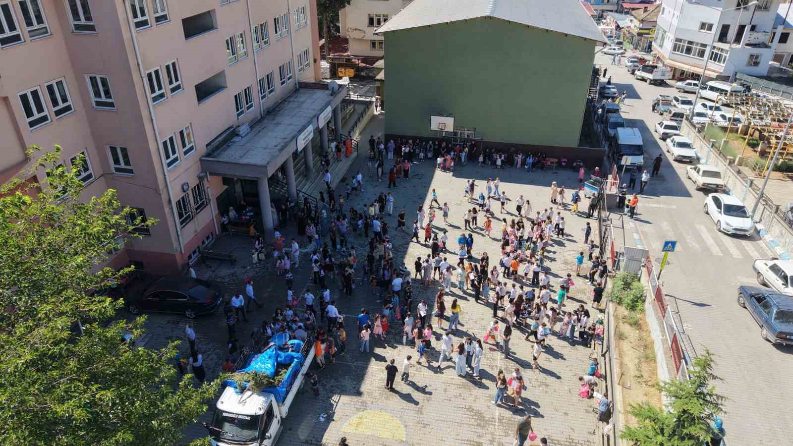 adana sicaginda ogrencilere buz gibi karne hediyesi 5 r3yAS4lD