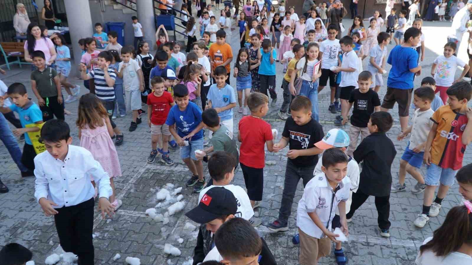 adana sicaginda ogrencilere buz gibi karne hediyesi 6 uC2lDaYS
