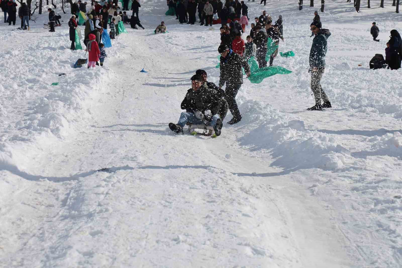 Adana usulü kayak festivali: Leğenle, bidonla, poşetle pistte yarış 19 adana usulu kayak festivali legenle bidonla posetle pistte yaris 15 zGGPE9Le