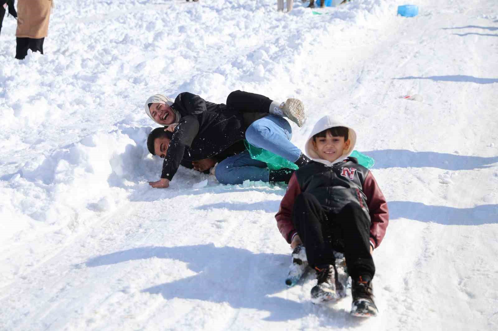Adana usulü kayak festivali: Leğenle, bidonla, poşetle pistte yarış 20 adana usulu kayak festivali legenle bidonla posetle pistte yaris 16 Z9diP4J4
