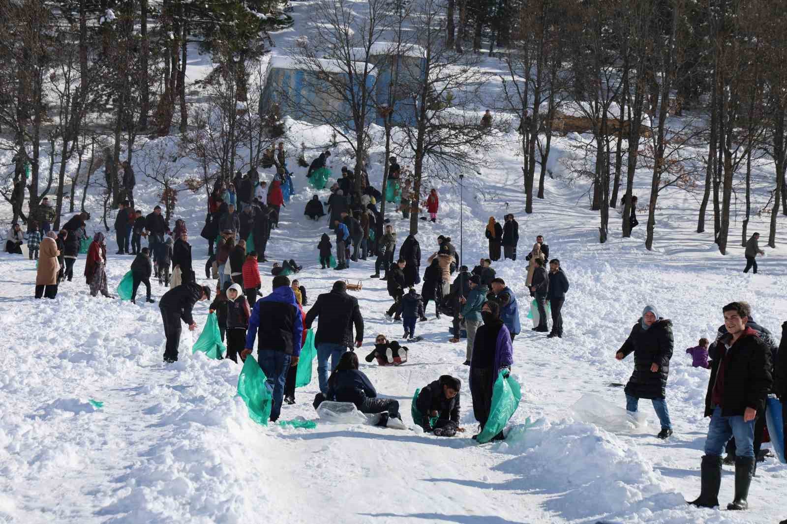 Adana usulü kayak festivali: Leğenle, bidonla, poşetle pistte yarış 21 adana usulu kayak festivali legenle bidonla posetle pistte yaris 17 OPKgnbHe