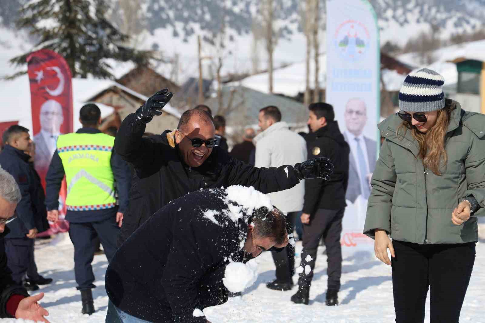 Adana usulü kayak festivali: Leğenle, bidonla, poşetle pistte yarış 7 adana usulu kayak festivali legenle bidonla posetle pistte yaris 3 G94trlwX