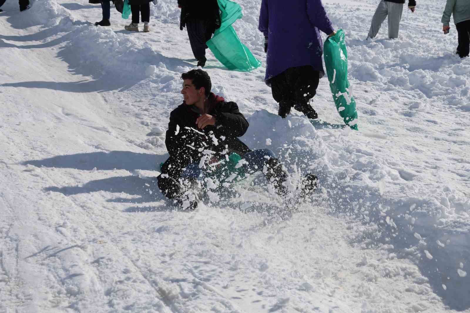 Adana usulü kayak festivali: Leğenle, bidonla, poşetle pistte yarış 9 adana usulu kayak festivali legenle bidonla posetle pistte yaris 5 ISc85Ncn