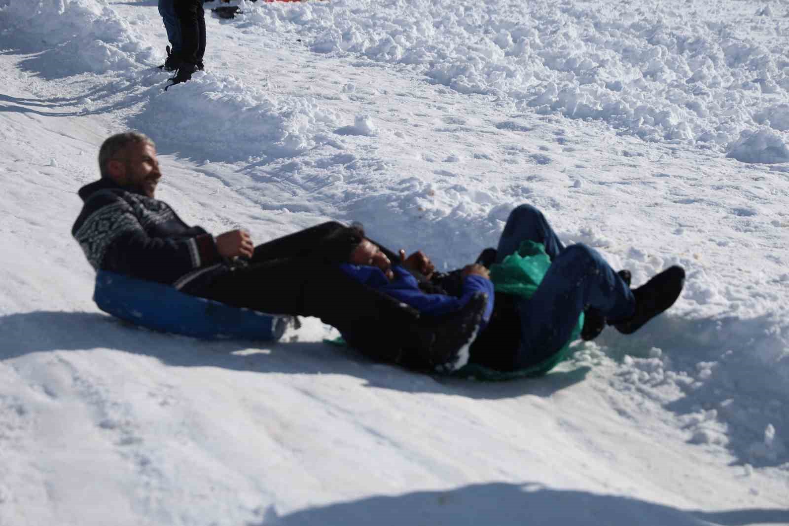 Adana usulü kayak festivali: Leğenle, bidonla, poşetle pistte yarış 10 adana usulu kayak festivali legenle bidonla posetle pistte yaris 6 tmpmyDPv