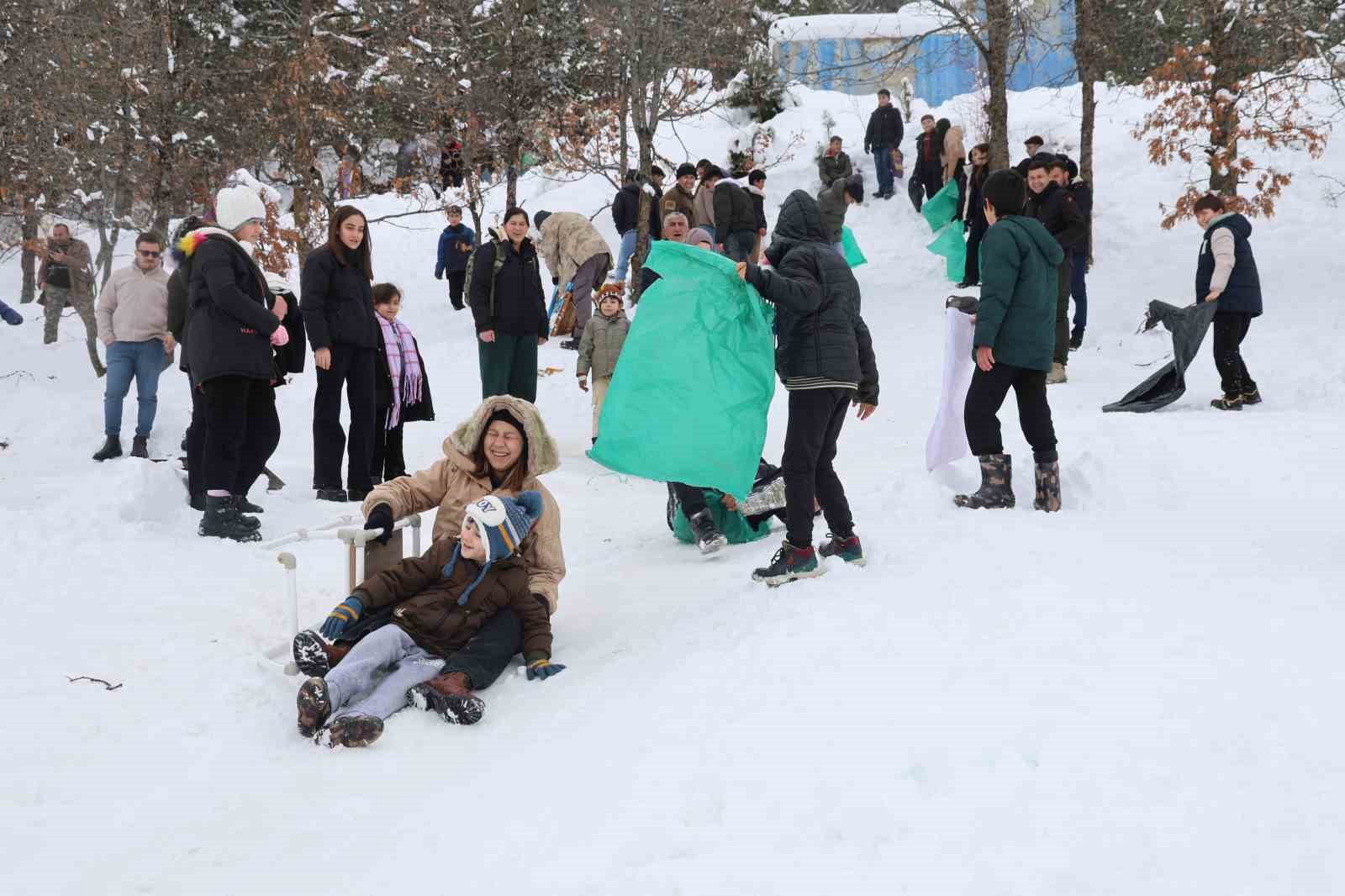Adana usulü kayak festivali: Leğenle, bidonla, poşetle pistte yarış 12 adana usulu kayak festivali legenle bidonla posetle pistte yaris 8