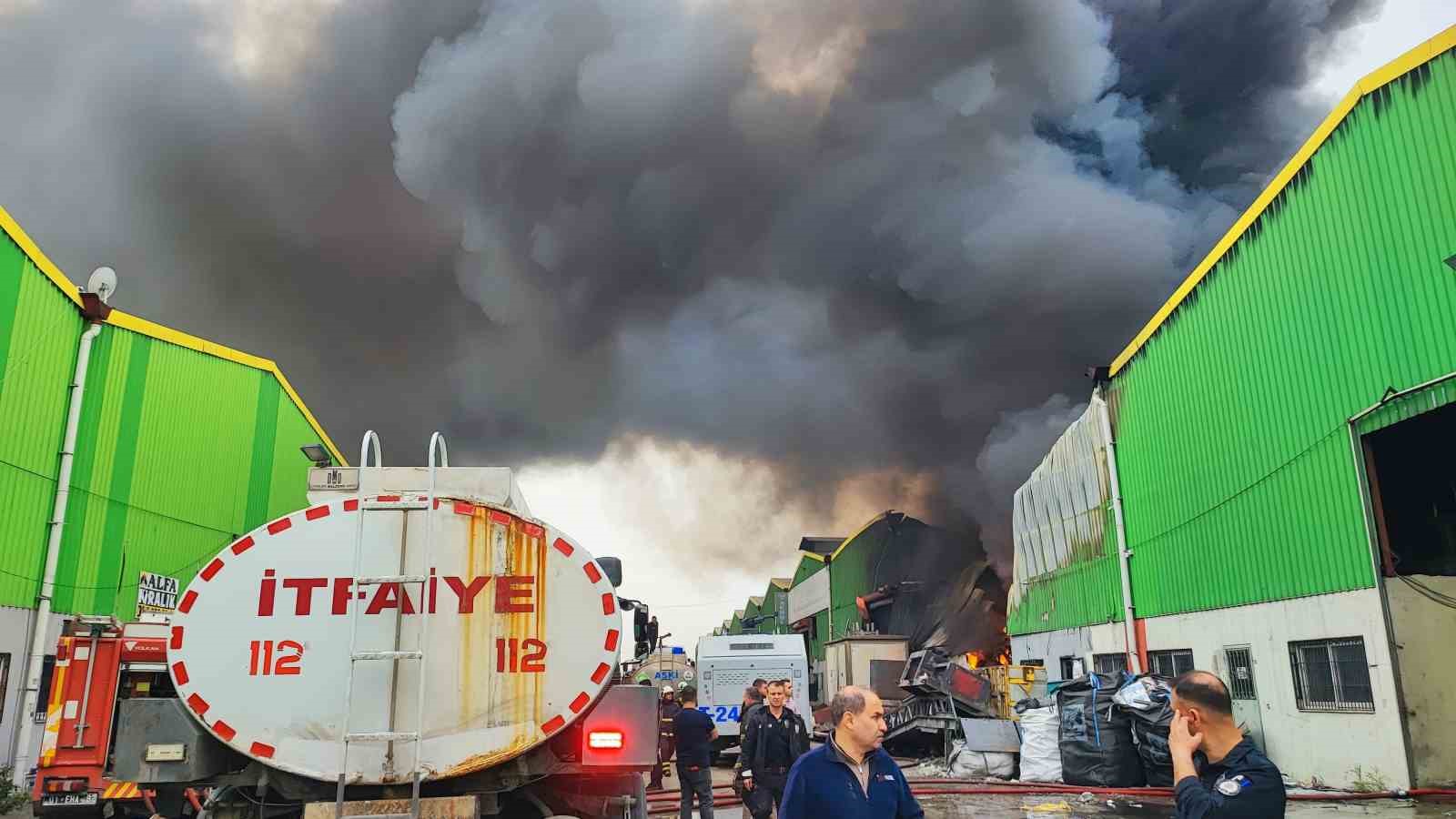 Adana Valisi Yavuz: "Yangın 5 iş yerine sirayet etti ancak çevrelendi" 5 adana valisi yavuz yangin 5 is yerine sirayet etti ancak cevrelendi 1