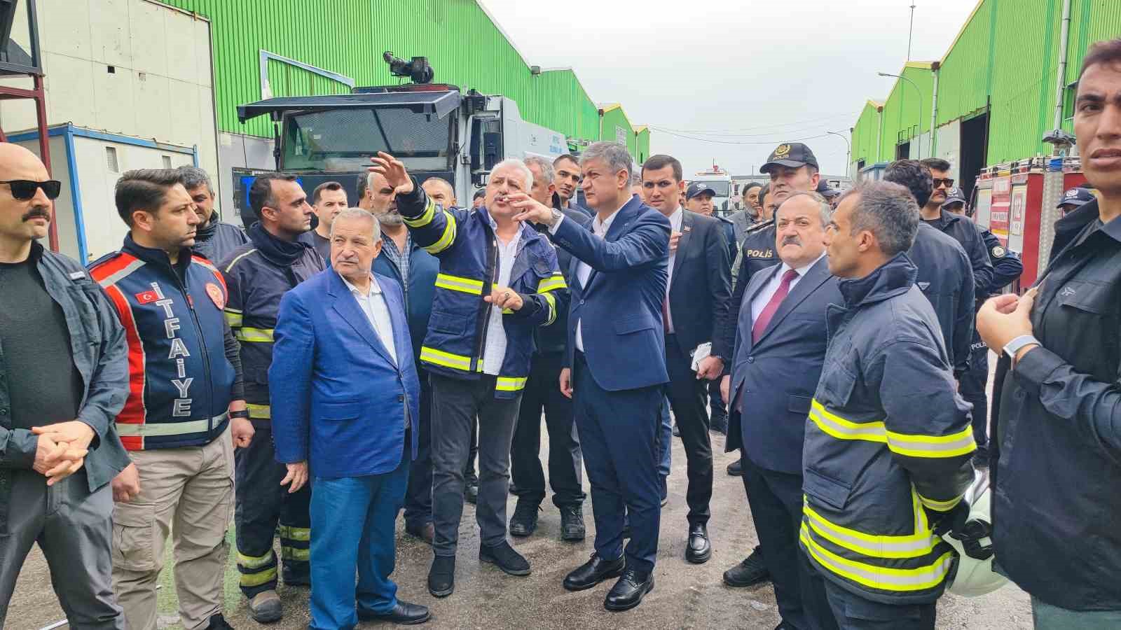 Adana Valisi Yavuz: "Yangın 5 iş yerine sirayet etti ancak çevrelendi" 8 adana valisi yavuz yangin 5 is yerine sirayet etti ancak cevrelendi 4 GFjGXWAc