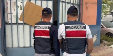 adana-ve-konyada-13-bin-633-litre-kacak-alkol-ele-gecirildi-ayLXBMFa.jpg