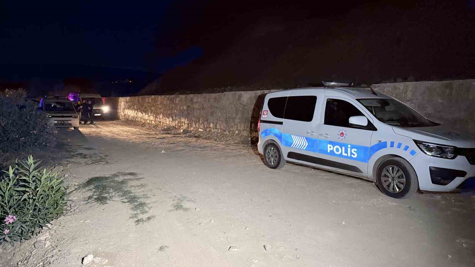 adanada 1 kadin ve 2 erkek silahli saldirida hayatini kaybetti 4 pGWKZb2k