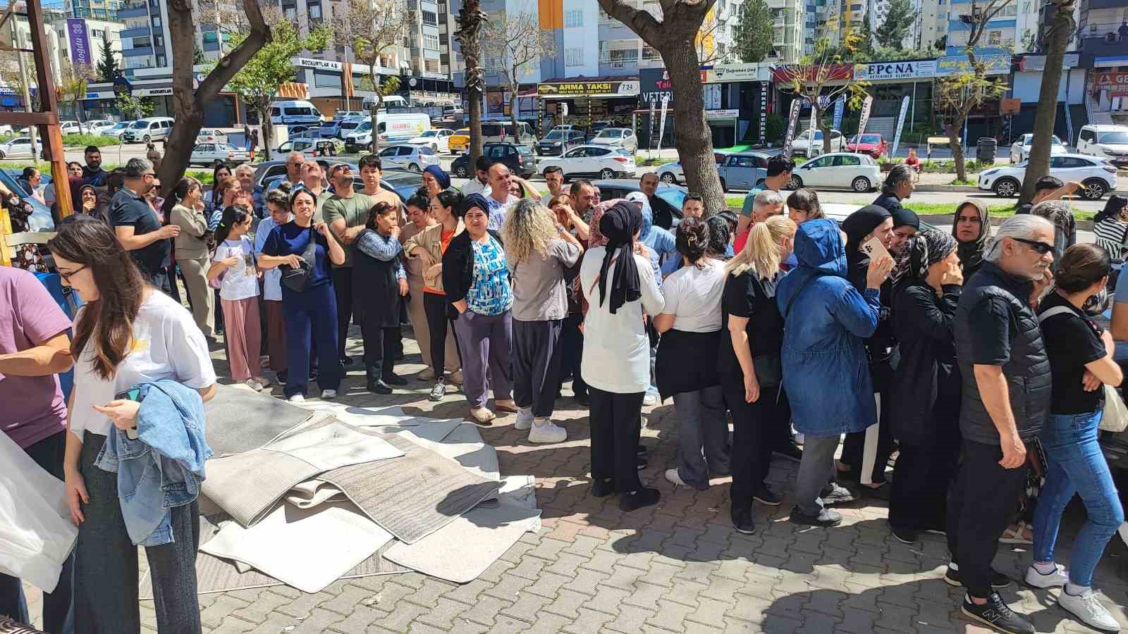 adanada 100 tllik urun izdihami 2 7zu6fqpm