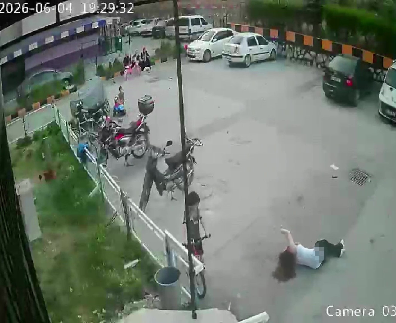 adanada 12 kattan dusen kiz cocugu hayata tutundu dusme ani kamerada 1 RtSiactJ