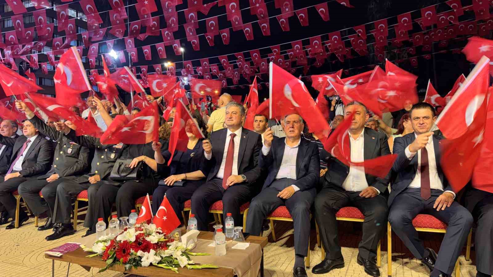 Adana’da 15 Temmuz’un 10. yılında demokrasi nöbeti tutuldu 5 adanada 15 temmuzun 10 yilinda demokrasi nobeti tutuldu 1 lTKKIUL2