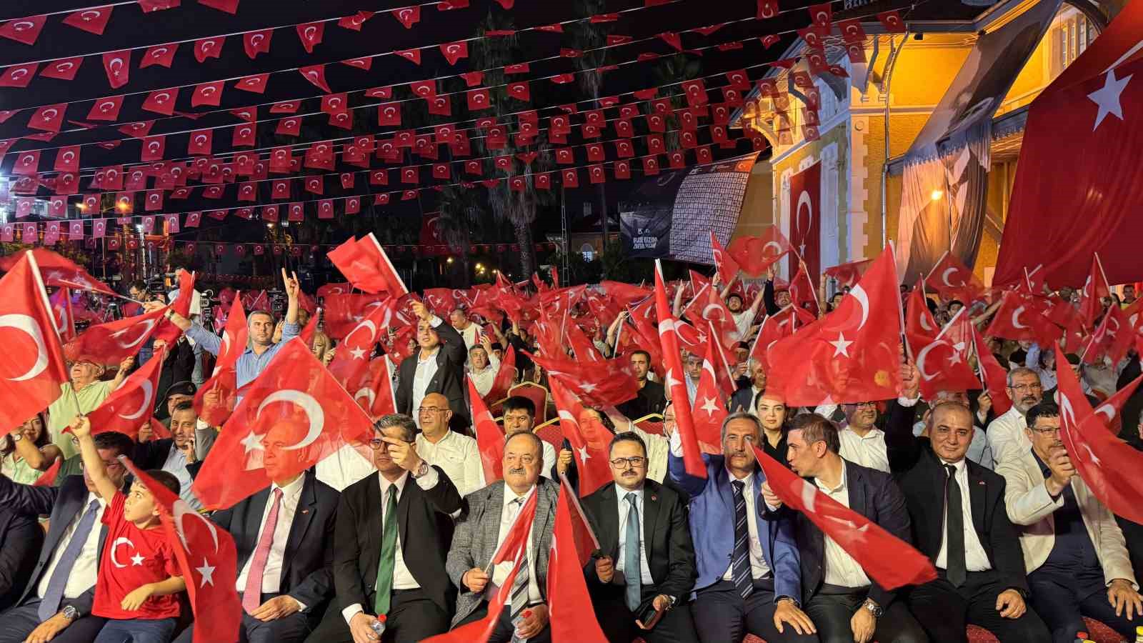 Adana’da 15 Temmuz’un 10. yılında demokrasi nöbeti tutuldu 6 adanada 15 temmuzun 10 yilinda demokrasi nobeti tutuldu 2 ve7h4Nh7