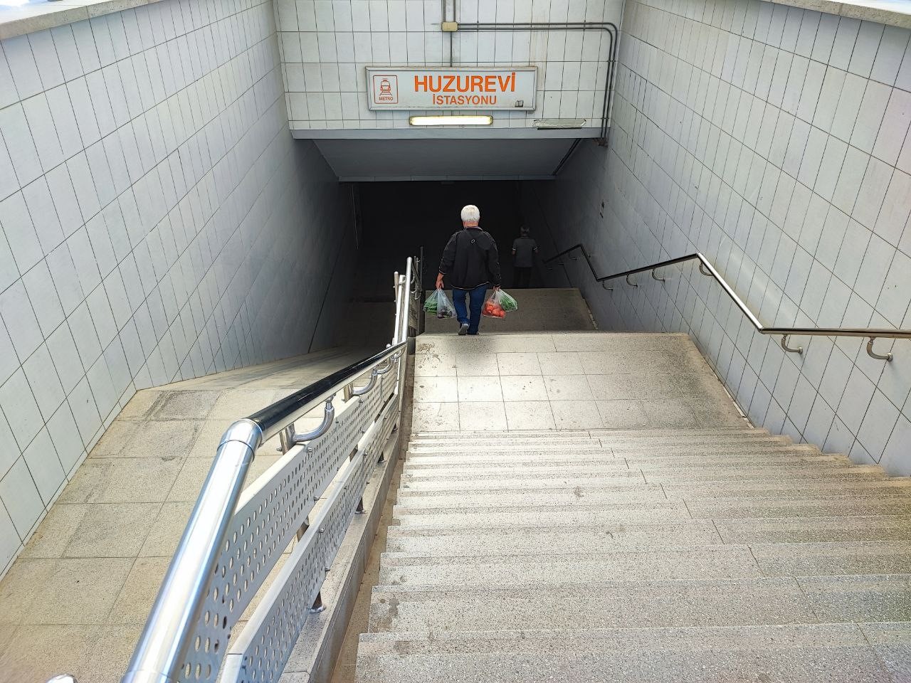adanada 16 yil once hizmete giren metro alt gecitte yuruyen merdivenin yeri var mekanizmasi AacuCD7Q