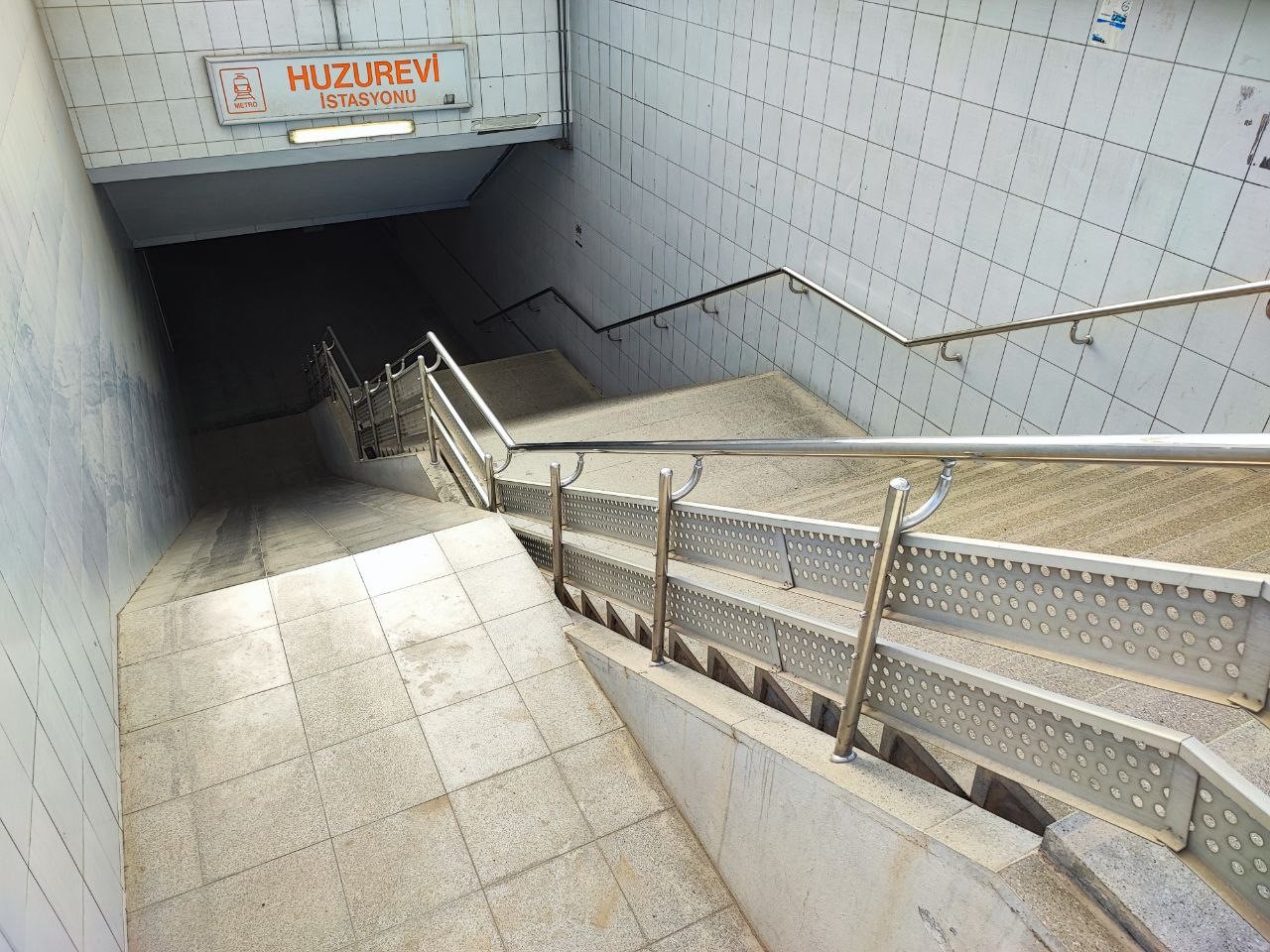 adanada 16 yil once hizmete giren metro alt gecitte yuruyen merdivenin yeri var mekanizmasi TJcwcXuM